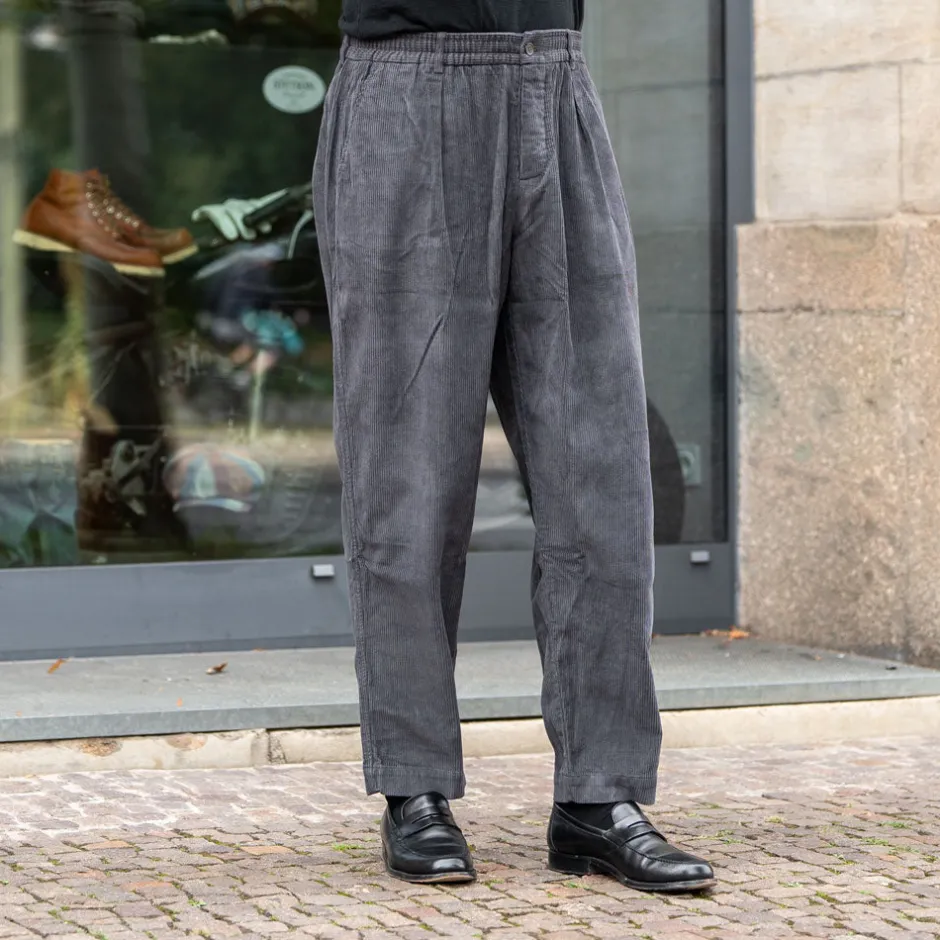 Universal Works Hosen>Pleated Track Pant Cord Charcoal